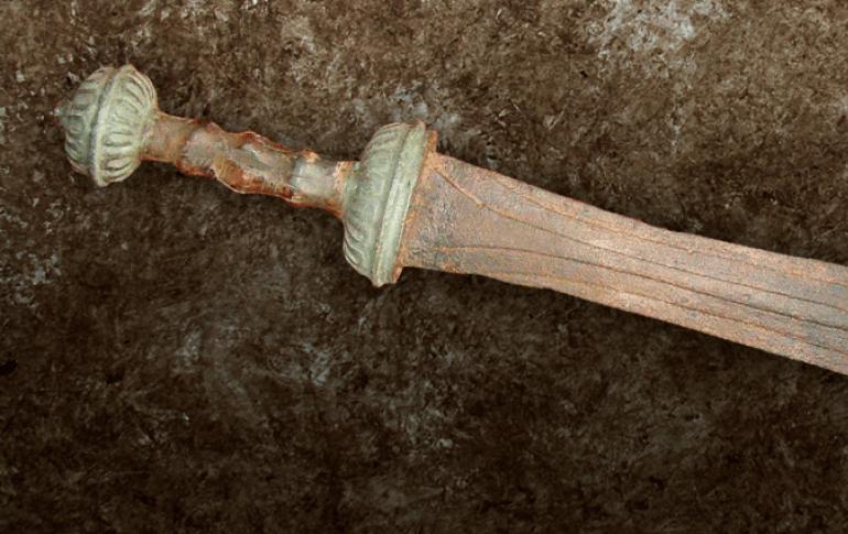 रोमनेस्क तलवारी सापडल्या